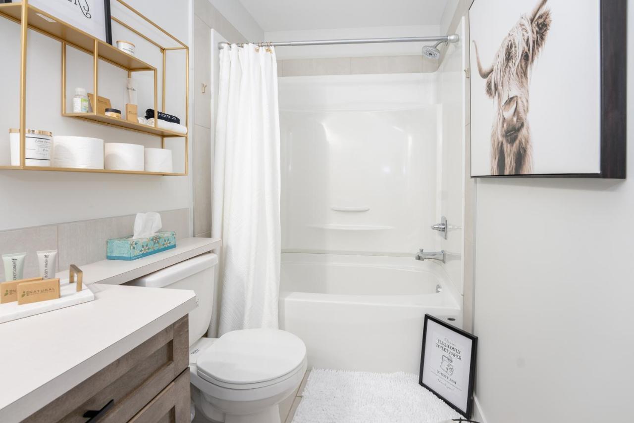 Copperwood Cozy Cellar With Hot Tub Hotel Lethbridge Exterior foto